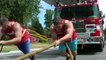 2 hommes tirent 3 camions de pompiers à mains nues ! 86000kgs !