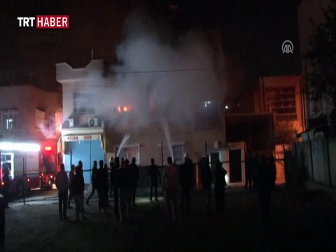 Ateşe verdiği annesinin evinin yanışını izledi