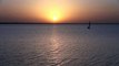 Un voilier au coucher du soleil dans un  au lac A sailboat at sunset in a lake