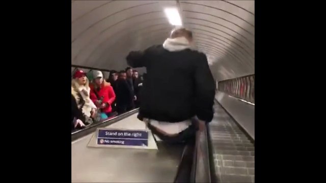 Descendre l'escalator par la rampe et se vautrer... FAIL