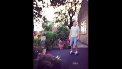 Ce papa va se gameler avec son hoverboard, mais avec classe, en mode superman