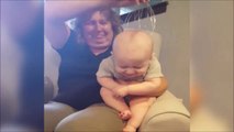 Massage de tête pour un bébé qui kiffe moyen !