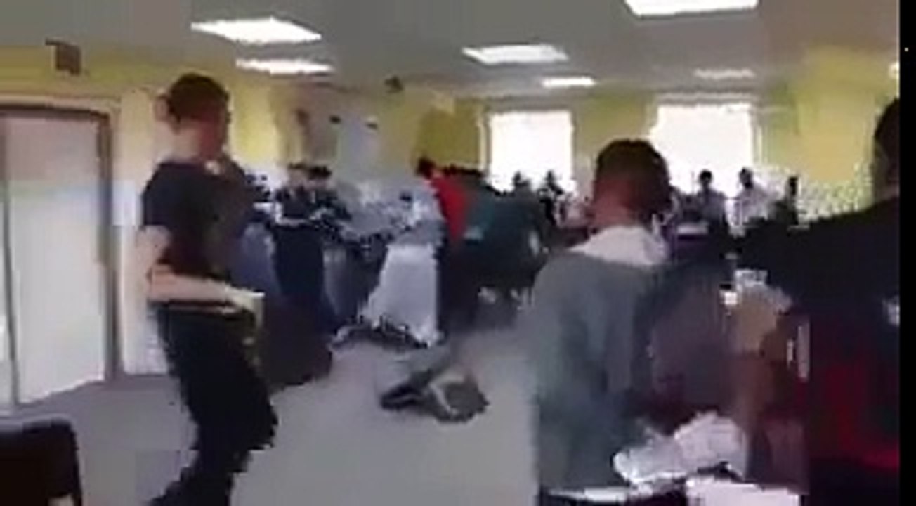 Flüchtlinge zerlegen ihre Unterkunft in Dortmund