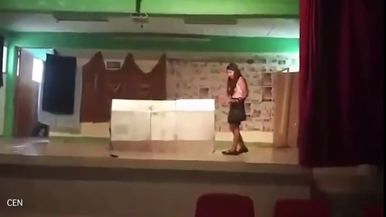 Deux filles prennent feu lors d'un spectacle d'école