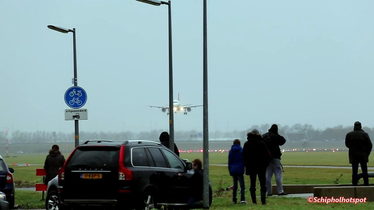 Un Airbus A320 fait un impressionnant "touch and go" pour éviter le crash. Bravo au pilote !