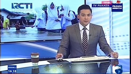 Siswa Menerobos Banjir Sejauh 3 Km untuk ke Sekolah