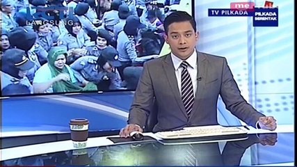 Menolak Digusur, Ibu-Ibu Hadang Alat Berat