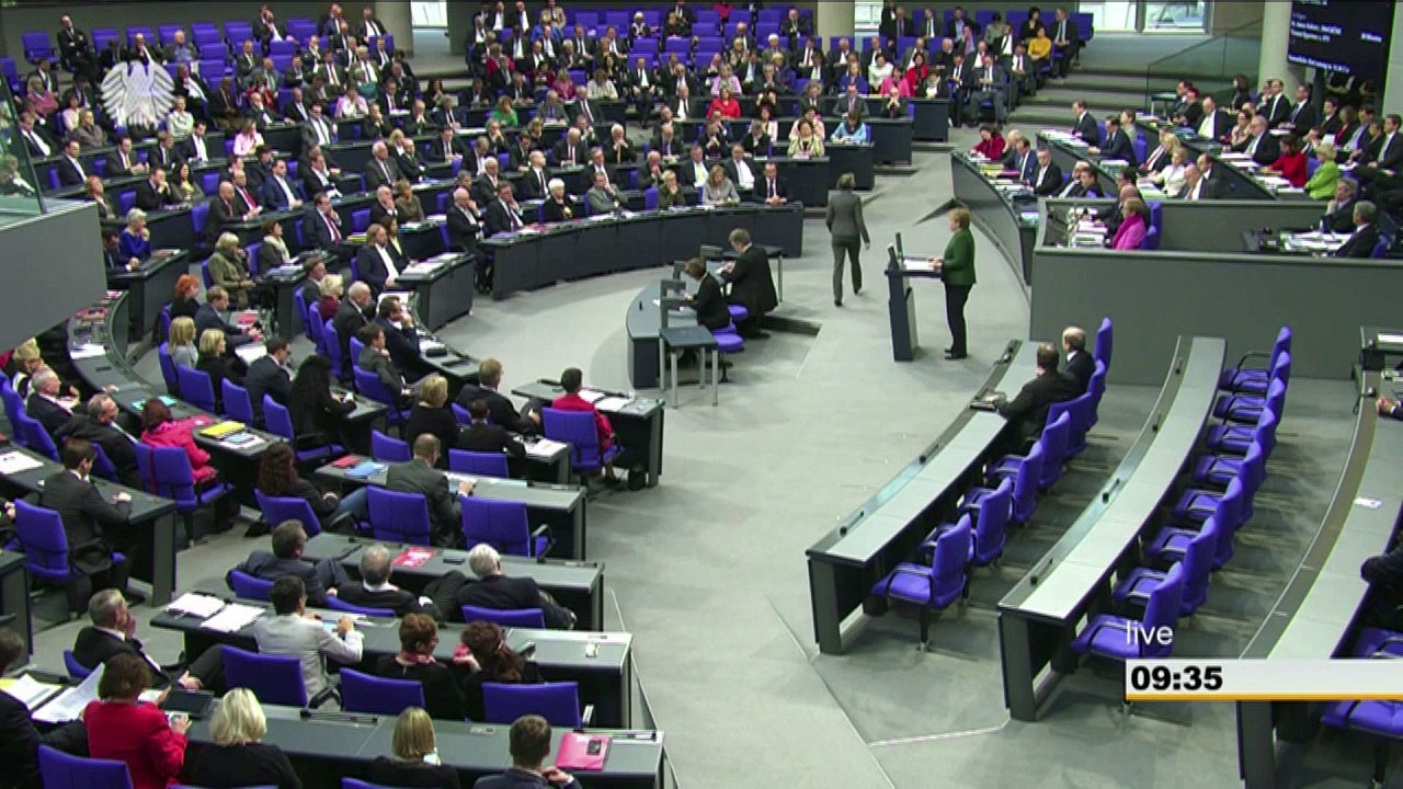 Merkel besorgt über 'Fakeseiten, Bots und Trolle'