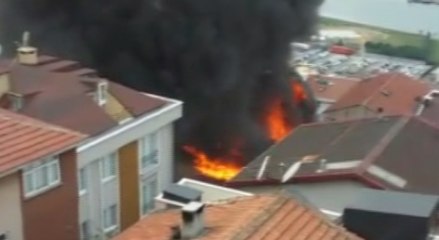 Beyoğlu'nda yangın mahalleliyi sokağa döktü
