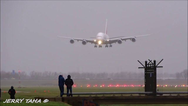 Un Airbus A380 d'Emirates Airlines subit un atterrissage compliqué à Amsterdam