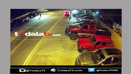 Insólito! Borracho se "Autoatropella" al salir de una discoteca-Video