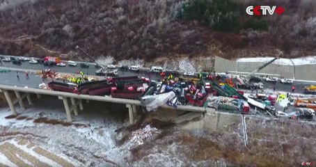 Chine : 17 morts dans un impressionnant carambolage de 56 voitures (VIDÉO)