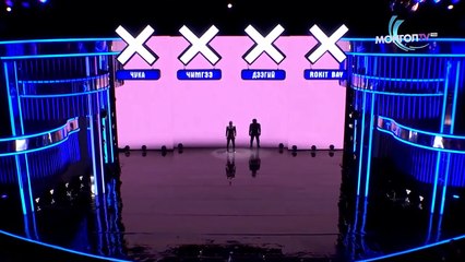 Avec des projections lumineuses, ce danseur bluffe toute la salle dans sa chorégraphie synchronisée