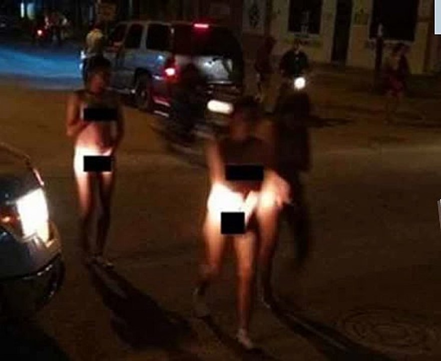 Tras acusarlas de robo; desnudan y exhiben a mujeres en la calle