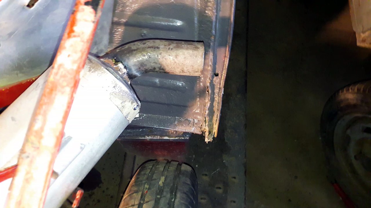 Le moteur crache des flammes