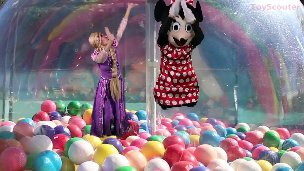 Rapunzel is STUCK in the GUMBALL Machine! w Minnie Mouse, Paw Patrol Chase, Olaf and Joker