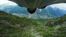 Un vol en Wingsuit complètement dingue, au raz du sol en frôlant les arbres - Graham Dickinson