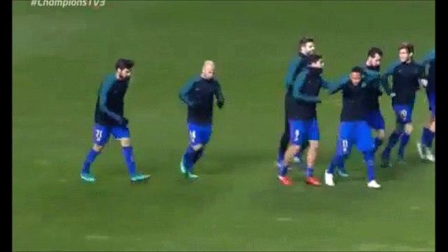 Funny Luis Suarez Puts Ice Cubs Into Neymar's Shirt In Training!