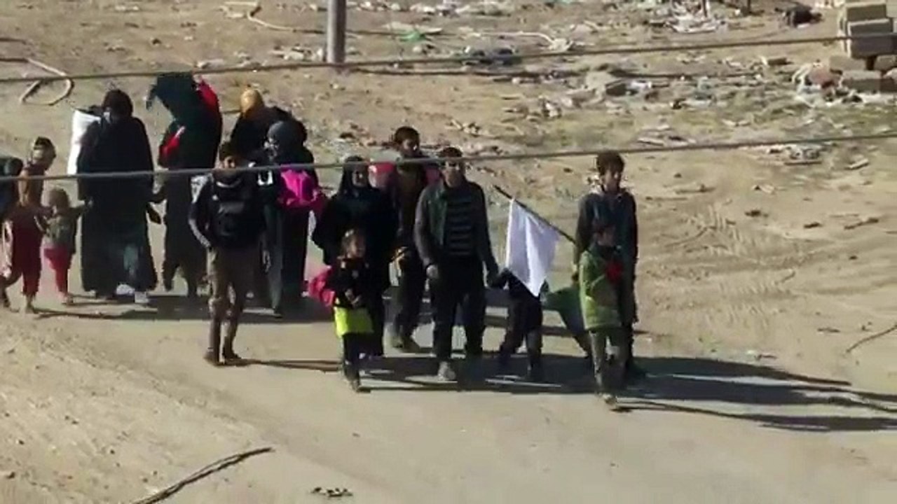 Raw- Iraqi Troops Inside Mosul As Civilians Flee