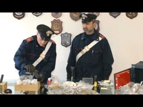 Caivano (NA) - Parco Verde, due arresti. Dimora di lusso con nascondiglio per gioielli (24.11.16)
