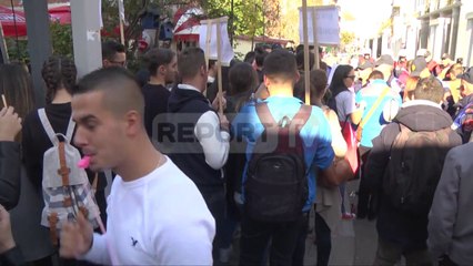 Report TV - "Nikolla dorëhiqu! " studentët protestojnë përpara ministrisë