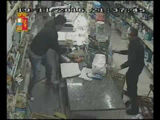 Andria - Rapina violentissima in un minimarket (23.11.16)