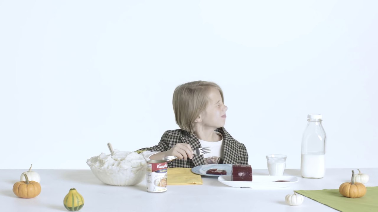 Des enfants goûtent des repas Thanksgiving des 100 dernières années