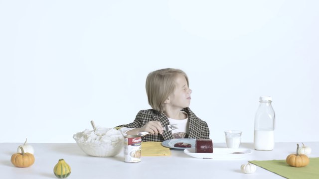 Des enfants goûtent des repas Thanksgiving des 100 dernières années