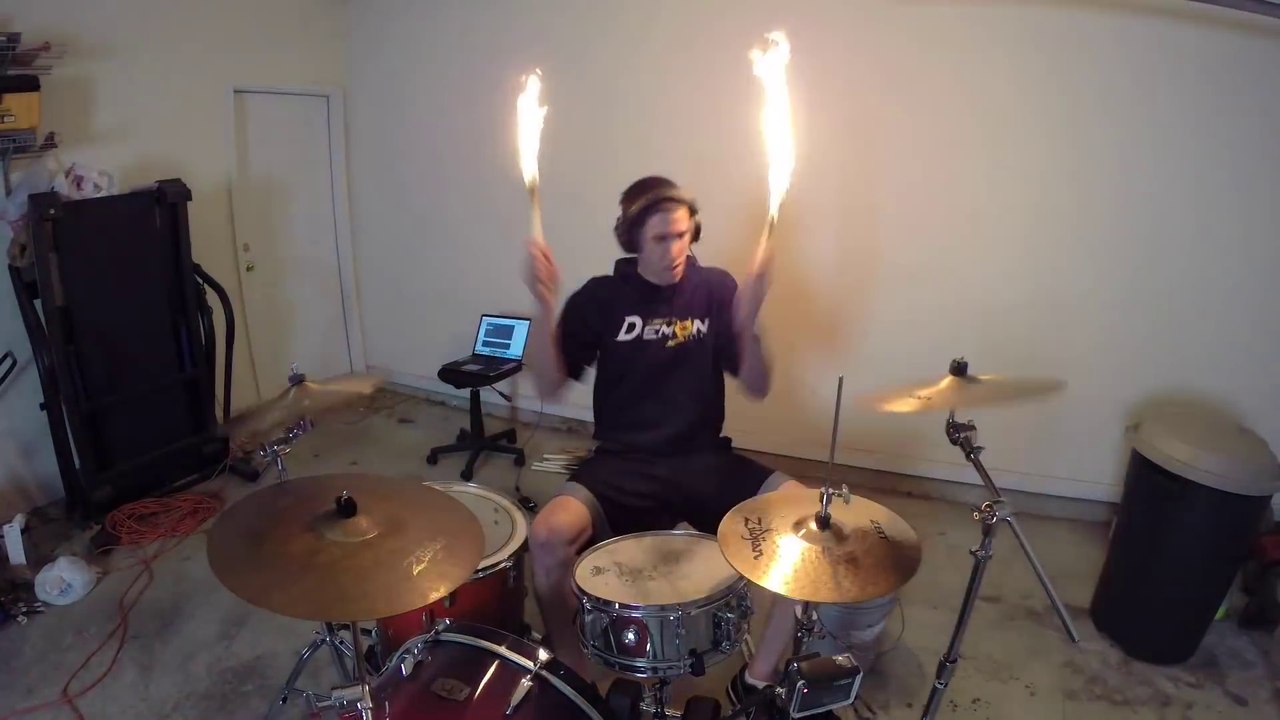 Il joue "Burn" d'Ellie Goulding avec des baguettes en feu à la batterie