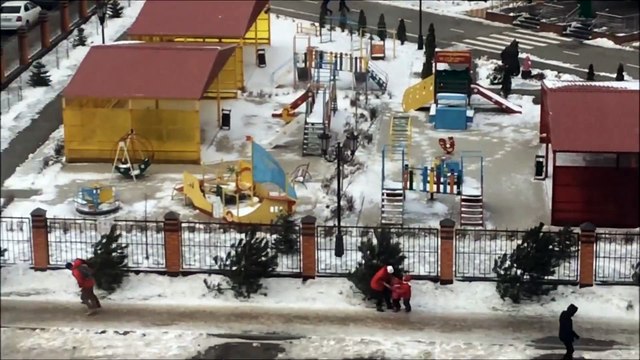 Des vents forts emportent des gens et des enfants sur une route