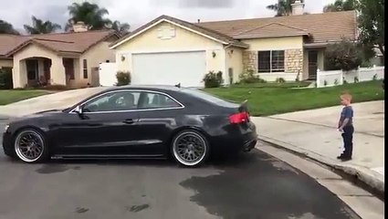 Un padre saca el diente de su hijo con un carro deportivo