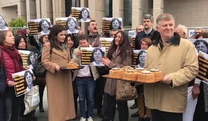 Dostları, Necmiye Alpay'ın 70'inci yaşını adliye önünde kutladı