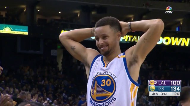 La réaction de Stephen Curry après ce dunk de JaVale McGee est culte !