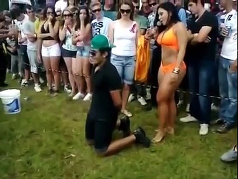 Lui il a une copine très jalouse... Ahaha, bim dans la tête