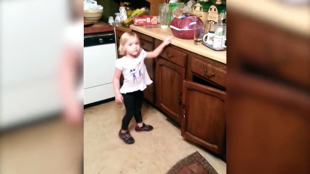 Cette fillette n'est pas prete à manger la Dinde de Thanksgiving