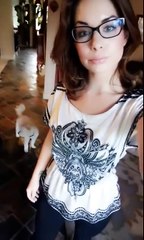 Une fille demande à son chien si ses nouvelles lunettes la rende plus intelligente