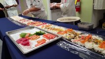 Un chef réalise un sushi géant pour le Festival de food japonaise