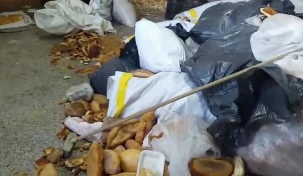 Esenyurt'ta akılalmaz olay... Çöpten topladıkları ekmeklerle pasta yapıyorlar
