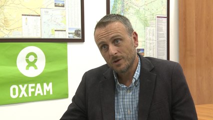 Andy Baker denuncia las barreras a los refugiados