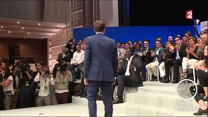 La "Révolution" selon Emmanuel Macron arrive dans les librairies