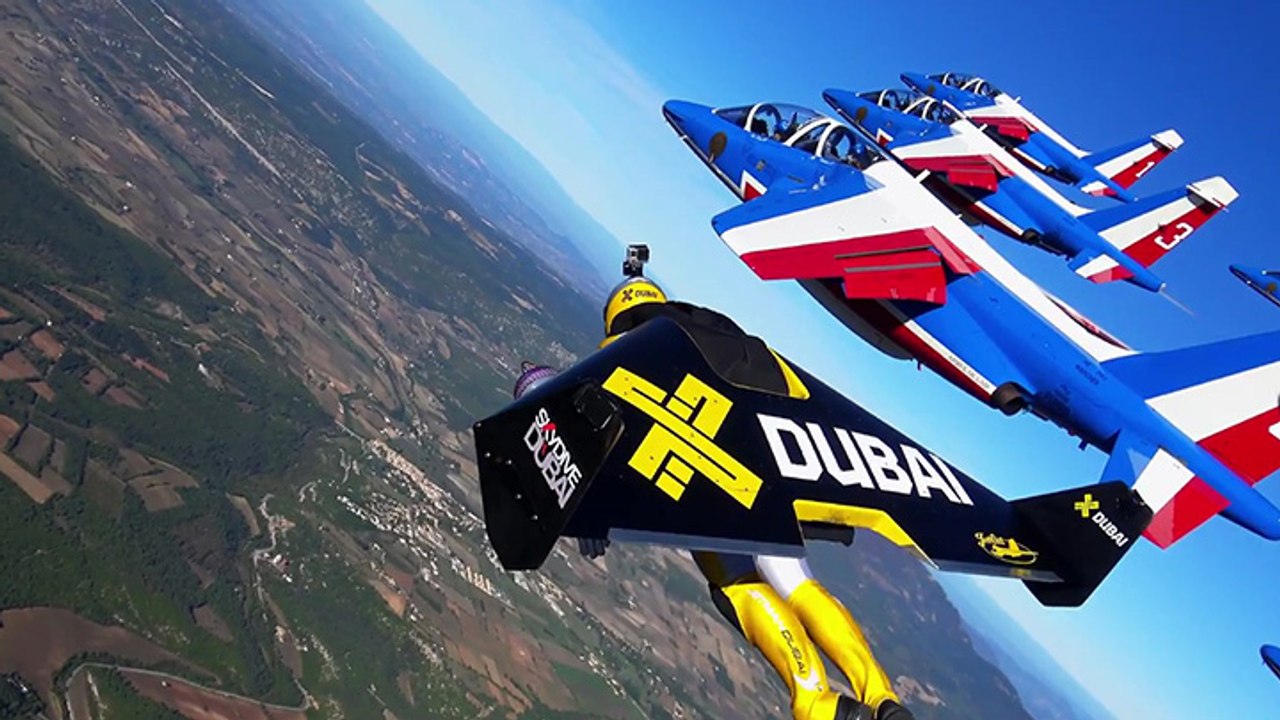 Des Jetman volent au côté de plusieurs Alphajet