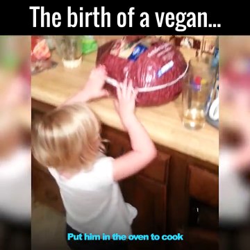 Une petite fille fond en larme quand elle comprend que la viande vient d'animaux morts