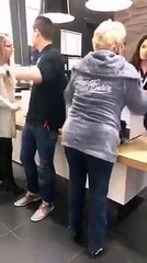 Très en colère, elle agresse la vendeuse de la boutique Free.