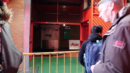 Pour assister au match de leur équipe préférée, ils se cachent dans les toilettes et filment leurs exploits !