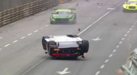 Une voiture glisse sur le toit pendant un grand prix !