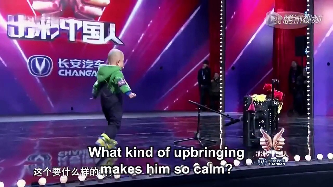 Ce petit garçon est plein de philosophie !! À voir jusqu'à la fin quand on lui demande ce qu' est le bonheur , juste génial ♥️