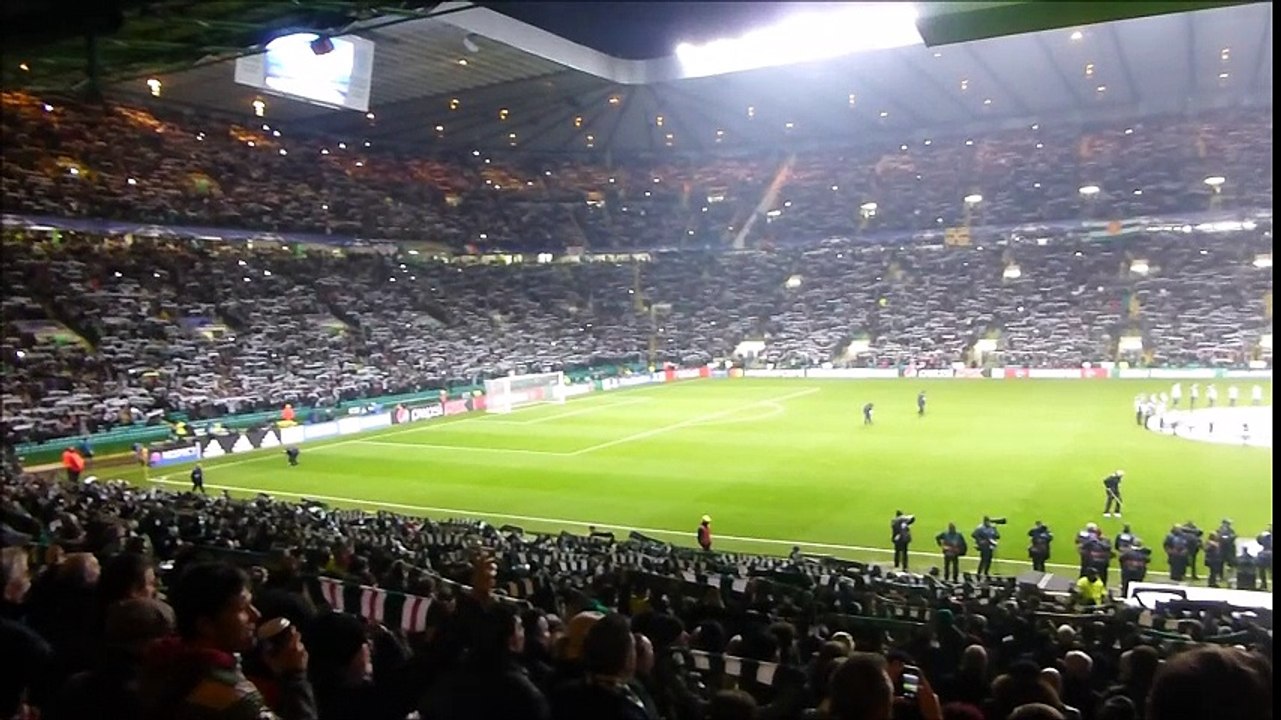 Les supporters du Celtic chantent "You'll Never Walk Alone" avant le match