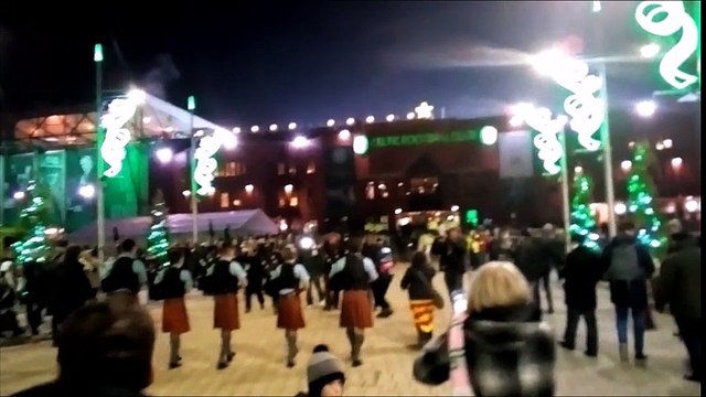 Le bus des joueurs du Barça accueilli par des cornemuses écossaises