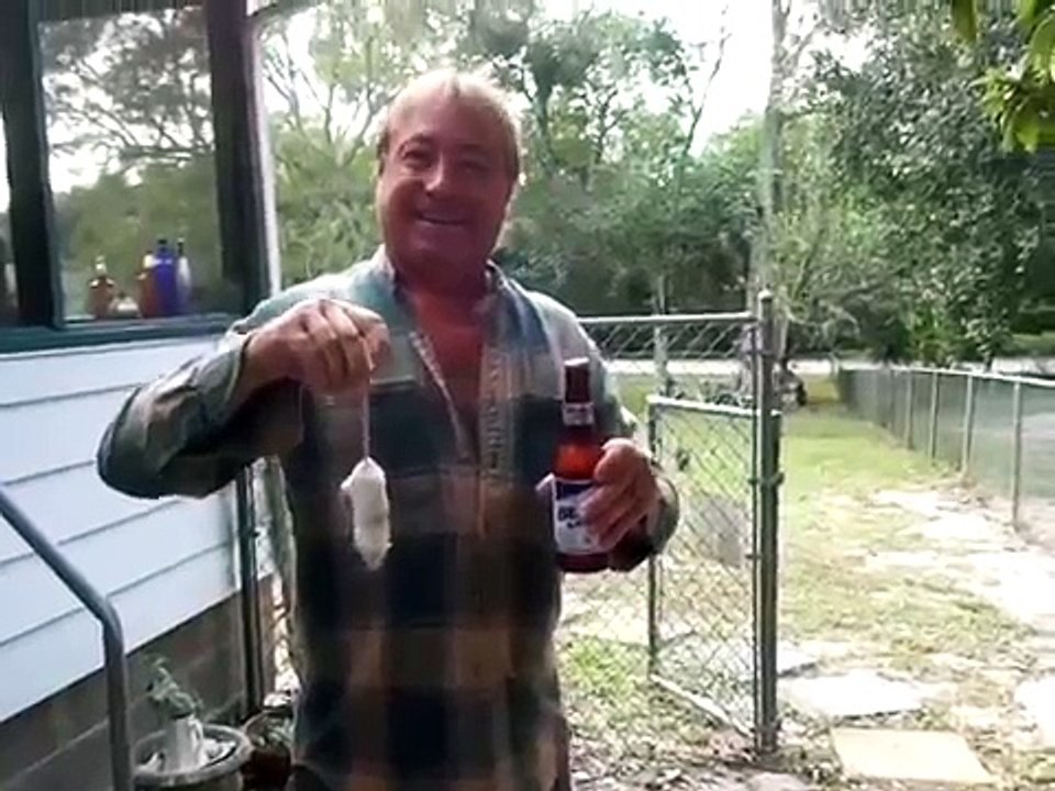 Un homme ouvre une bouteille de bière à l'aide d'un faucon et d'une souris !