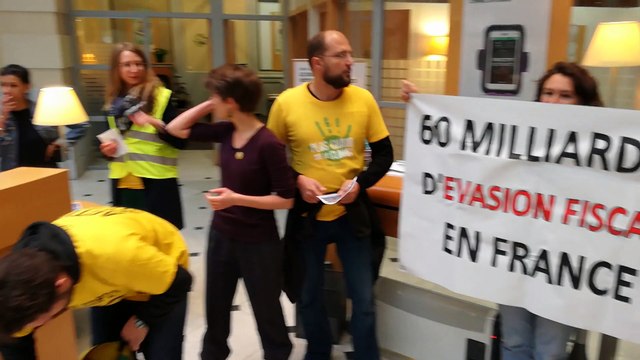 Bordeaux : le collectif des Faucheurs de chaises à la banque BNP Paribas du cours du Chapeau-Rouge